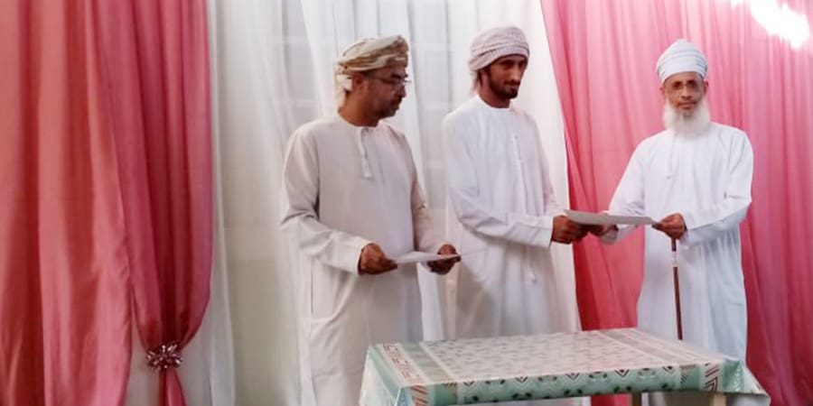 الدكتور حمد بن عبدالله الهاشمي، رئيس الفريق أثناء تسليمه شهادات الاجتياز لـ11 متدربًا ومتدربة.